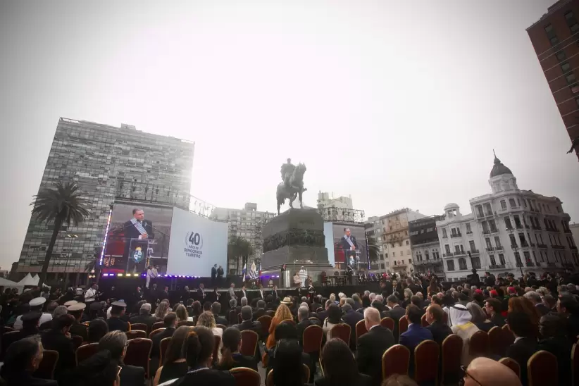 Asistentes en la Plaza Independencia a la ceremonia de cambio de mando. Foto: Nicolás Garrido.