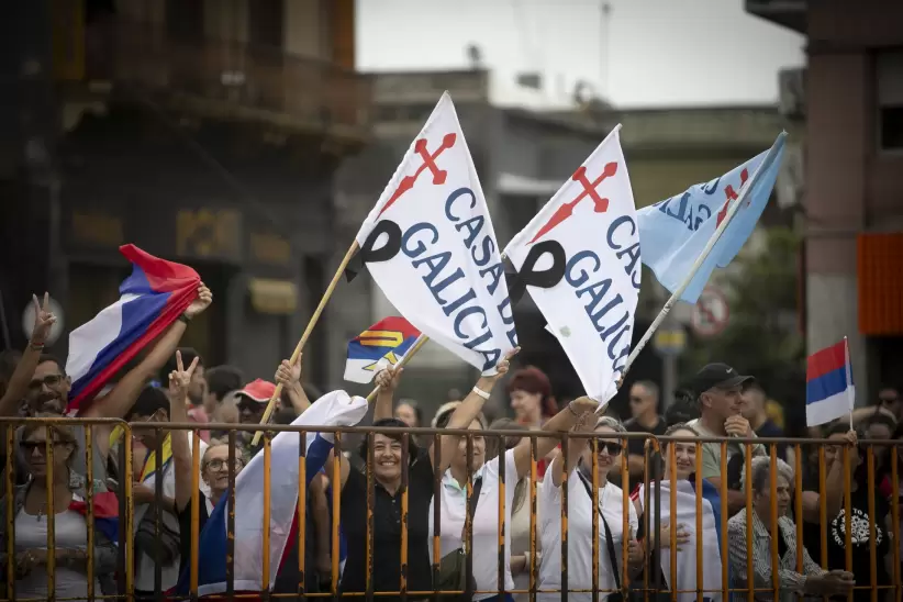La presencia de la extinta mutualista Casa de Galicia en la asunción de Yamandú Orsi. Foto: Nicolás Garrido.