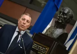 Encontrar espacios fiscales para políticas sociales y mejorar la competitividad: los compromisos de Oddone al asumir como ministro de Economía