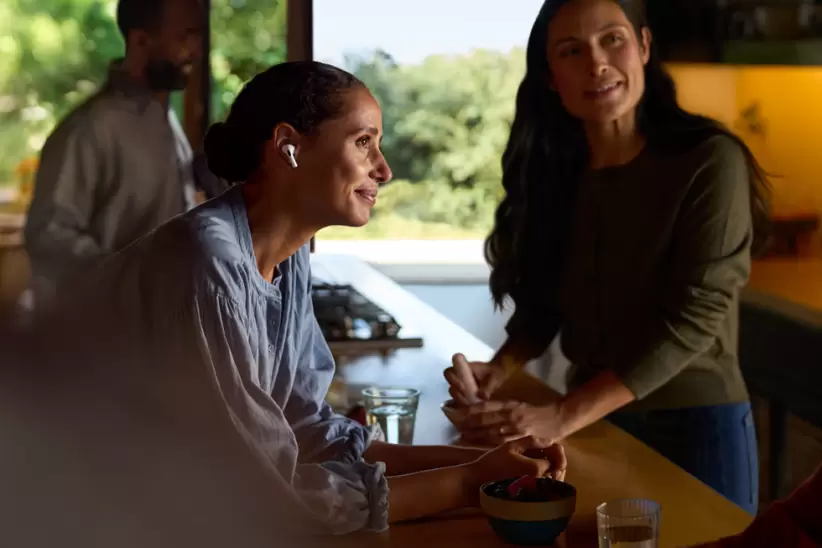 Si dos personas hablan en idiomas diferentes, el iPhone traducirá los discursos y los transmitirá a los AirPods de los usuarios en sus idiomas