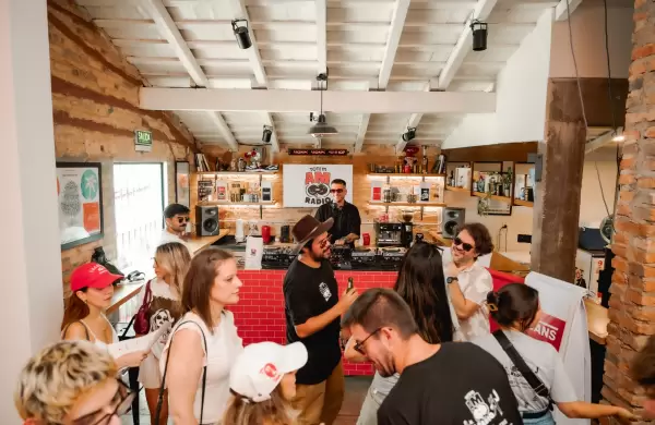 Un poco de café, con música electrónica: la tendencia mundial del Coffee Rave se instala en el país, apoyada por grandes marcas