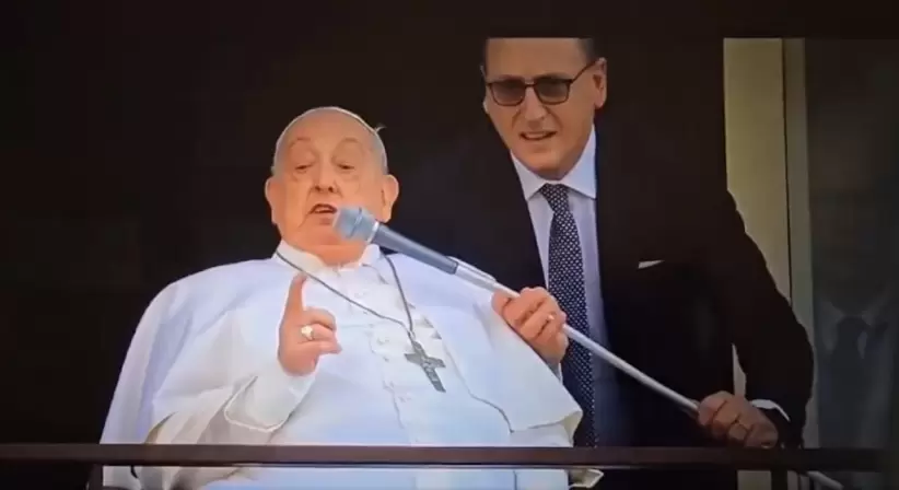 papa francisco balcon hablando