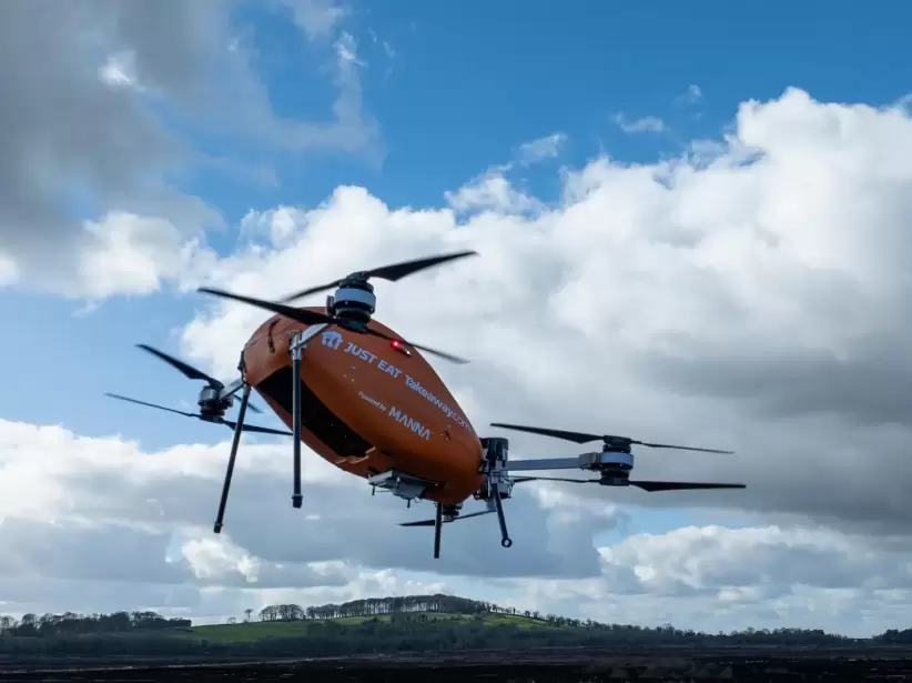 Los drones de Manna operan de manera autónoma, con hasta 20 unidades monitoreadas a distancia por un solo empleado en la sede central.