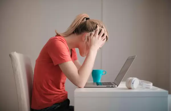 "Trabajo pero siento que no vivo": el fenómeno silencioso que afecta a millones de empleados
