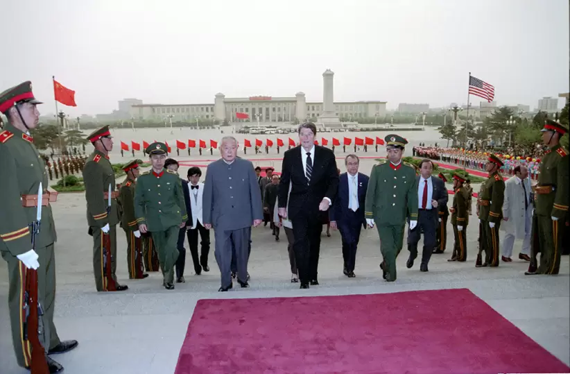 Presidente Ronald Reagan con Li Xiannian en la Plaza de Tiananmen Square, Beijing, China 04/26/1984
