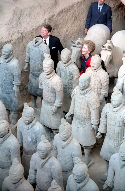 Presidente Ronald Reagan con Li Xiannian en la Plaza de Tiananmen Square, Beijing, China 04/26/1984