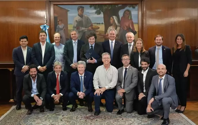 "El equipo economico que eliminó el cepo", la foto que posteó Milei en la previa de la llegada de Bessent