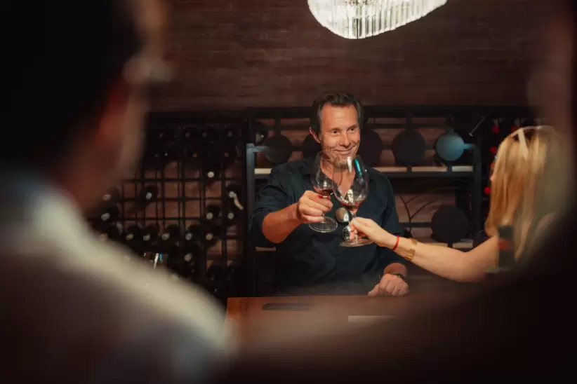 foto alberto arizu, luigi bosca, con botella malbec 1912