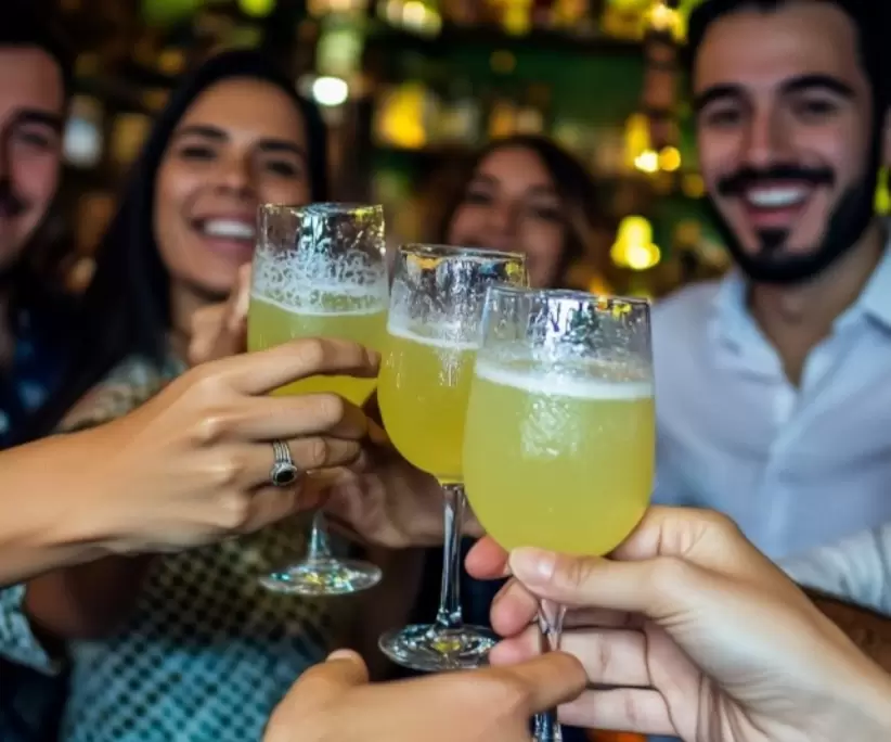 limoncello personas brindando copas