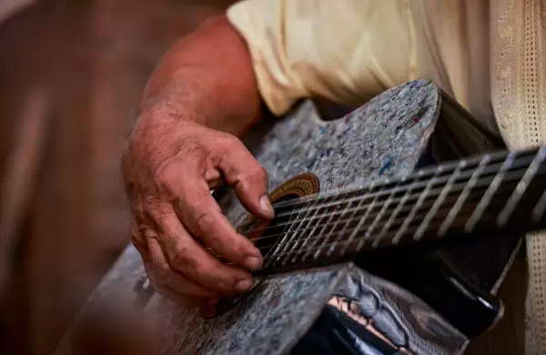 De Luque al mundo: una tradición familiar que logró llegar a Nueva Zelanda con una guitarra hecha de envases reciclados