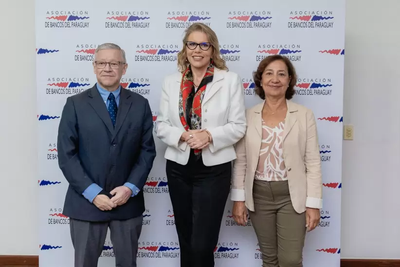 edgar alarcon, director ejecutivo de asoban; liz cramer, presidente ejecutiva de asoban, y sara centurion, coordinadora de eventos de asoban