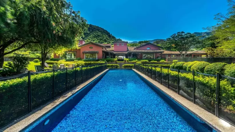 Aunque su exterior es tradicional, la residencia está repleta de comodidades: una piscina climatizada, seguridad infrarroja y un generador de respaldo