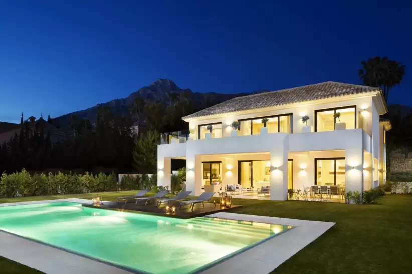 Las suaves noches mediterráneas invitan a un baño prolongado bajo los cielos iluminados por la luna de Marbella.