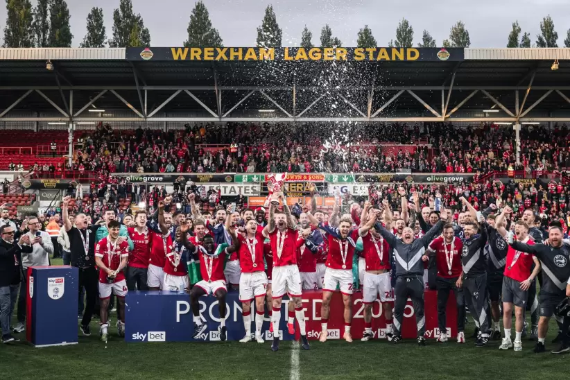 Wrexham acaba de lograr el ascenso a la Championship, la segunda división del fútbol inglés.