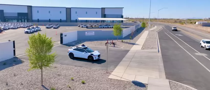 El paso final en la producción de un vehículo de Waymo consiste en una serie de pruebas para calibrar el sistema de IA y los sensores.