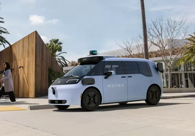 Waymo se acerca a los 500.000 viajes pagos por semana y proyecta duplicar ese número antes de fin de año. 