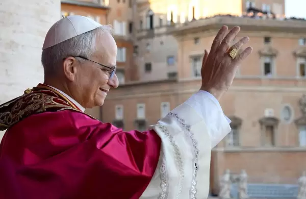 ¿Cuánto cuesta el outfit del papa?