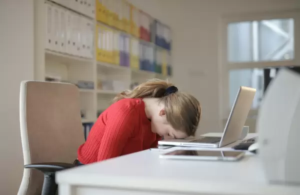 Menos burnout y más rendimiento: las 8 conductas de liderazgo que salvan a los equipos del colapso