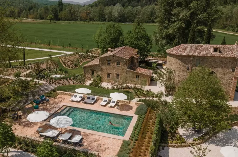Vista aérea de Vocabolo Moscatelli con su piscina, capilla y villa principal.