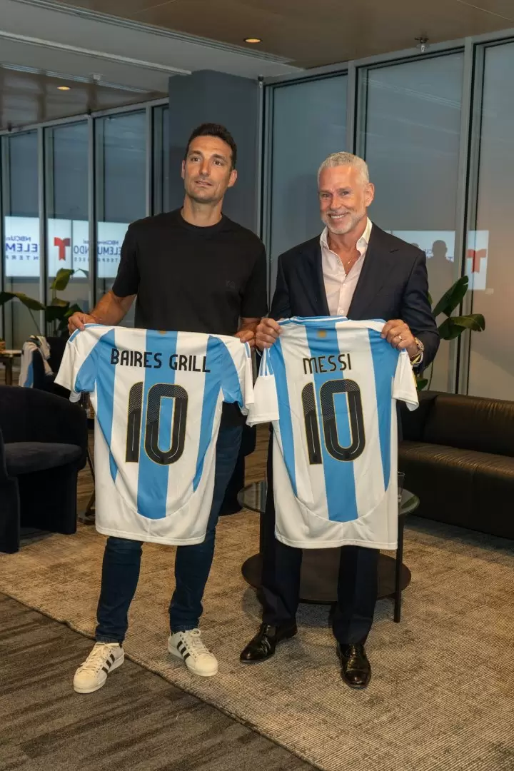 Lionel Scaloni, DT de la selección argentina, y Martín Koening, de Baires Grill.