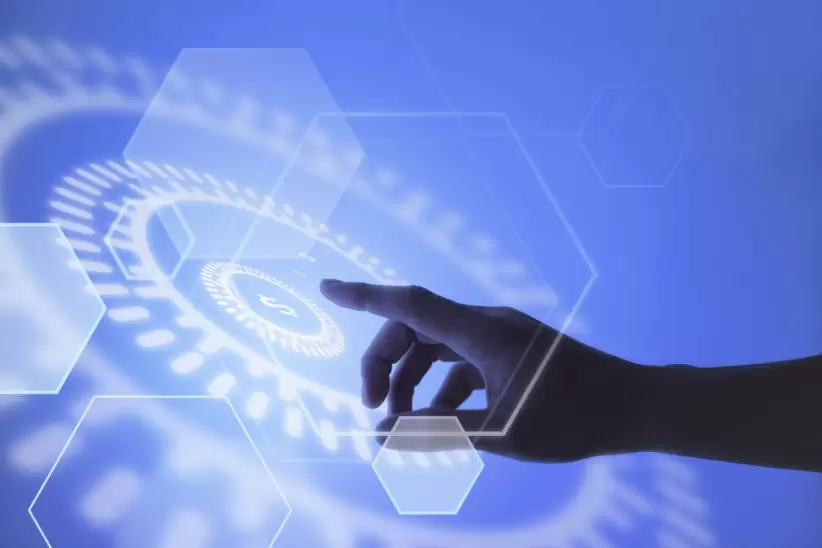 Una mano interactúa con una interfaz digital que representa operaciones financieras, ilustrando la integración de tecnología en los servicios fintech.