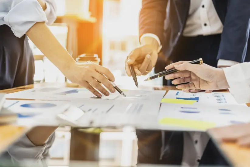 Un equipo directivo analiza estrategias y datos en una sala de reuniones, reflejando las tendencias actuales en gestión empresarial.