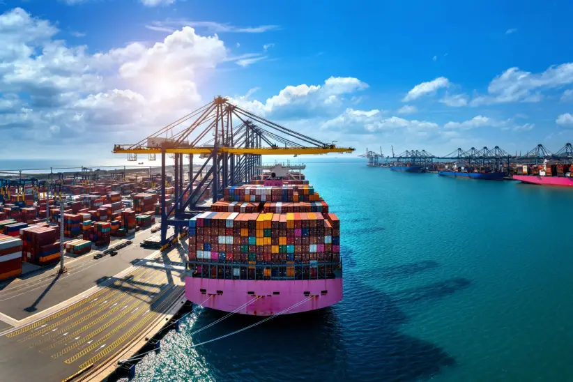 Un buque portacontenedores descarga mercancías en un puerto internacional, reflejando la magnitud y dinamismo del comercio exterior global.