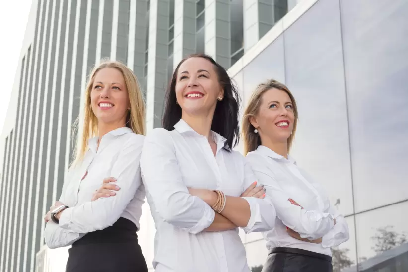 Líderes empresariales proyectan confianza y determinación, impulsando el cambio y la innovación en el entorno corporativo.