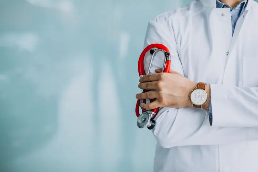 La digitalización y la inteligencia artificial redefinen la atención médica, mejorando el acceso y la eficiencia en el sector salud global.