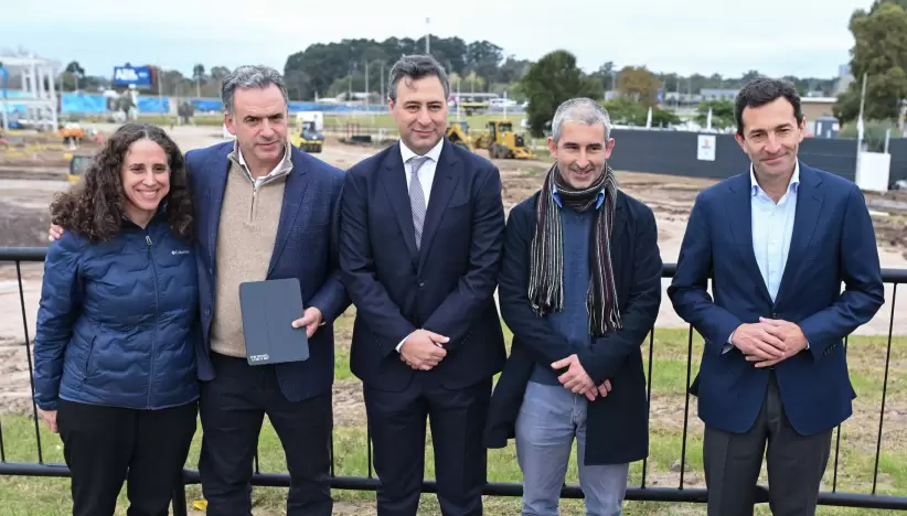 Fiorella Haim, Yamandú Orsi, Martín Eurnekian, Pablo Caggiani y Diego Arrosa en obras de centro TUMO en Uruguay. Foto: Gentileza Corporación América.