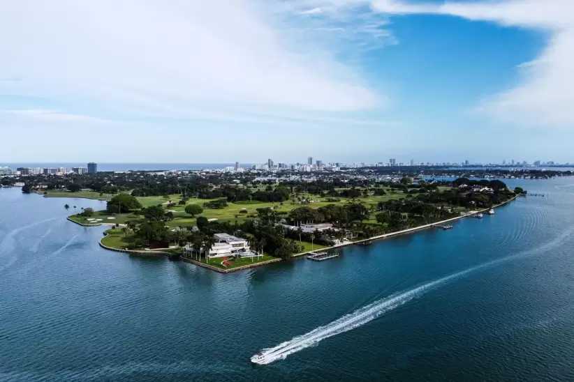 Indian Creek, una isla artificial cerca de Miami con sólo 41 propiedades, tiene una lista impresionante de residentes ricos y de alto perfil.
