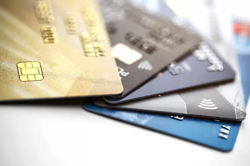 Tarjetas de crédito, plásticos, saldo contable