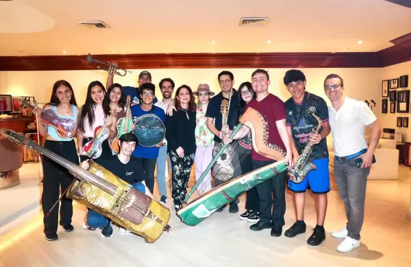 "Basura": Gloria Estefan lleva a la Orquesta de Cateura a Broadway
