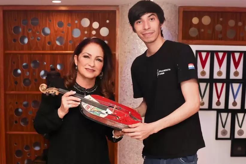 El luthier Willian Servián entregó a Gloria Estefan el primer violín hecho en el taller de la Orquesta