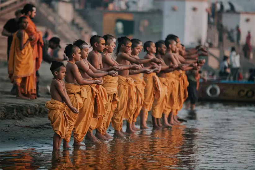 Varanasi - Monjes Jóvenes Realizando Un Ritual En El Río Ganges