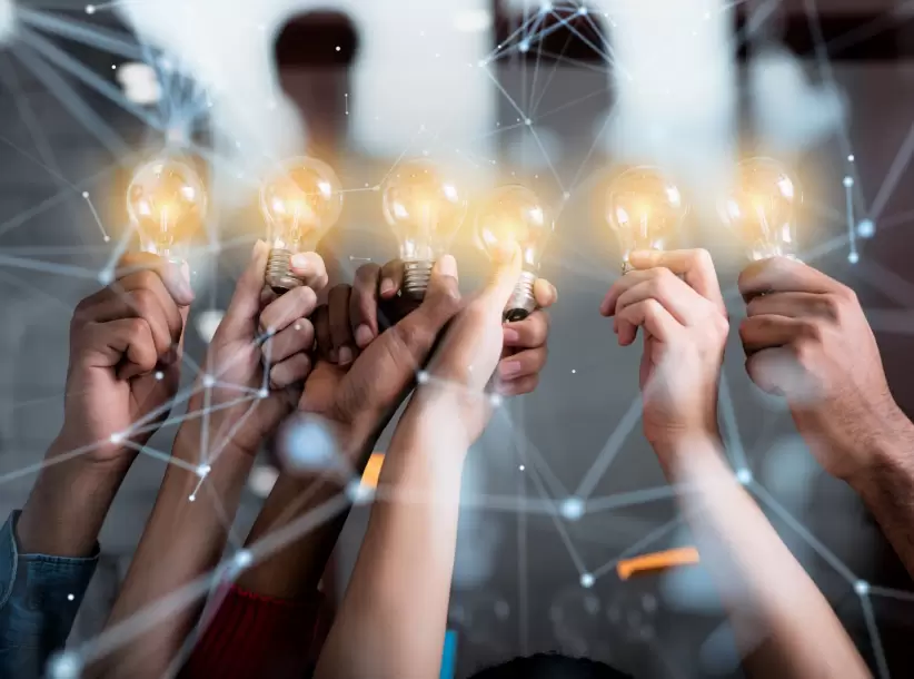 concepto-de-trabajo-en-equipo-y-lluvia-de-ideas-con-empresarios-que-comparten-una-idea-con-una-lampara