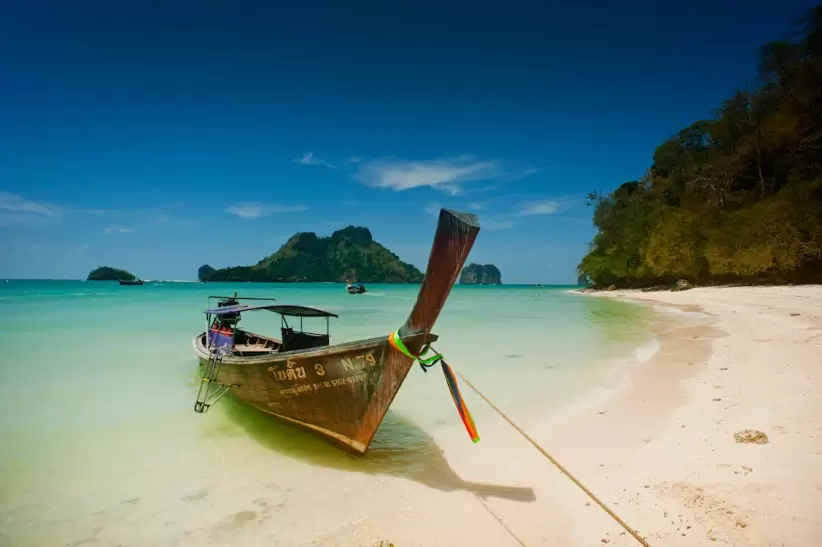 Una playa en Ao Nang, Tailandia, una de las regiones del mundo que ganó popularidad después de The White Lotus de HBO.