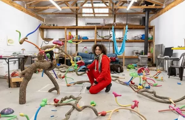 La artista argentina que convierte los desechos en arte y gana cada vez más espacio en la escena mundial
