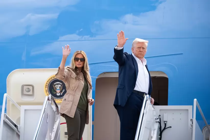 Donald Trump y Melania Trump subiendo al avión presidencial Air Force One.