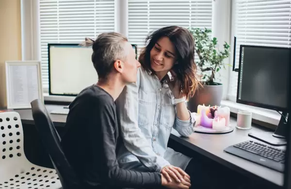 Qué hacer si sabés que tu jefe tiene una relación con una compañera