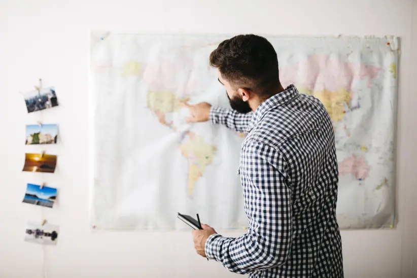Hombre mirando un mapa - Emprendedores - Expansión -