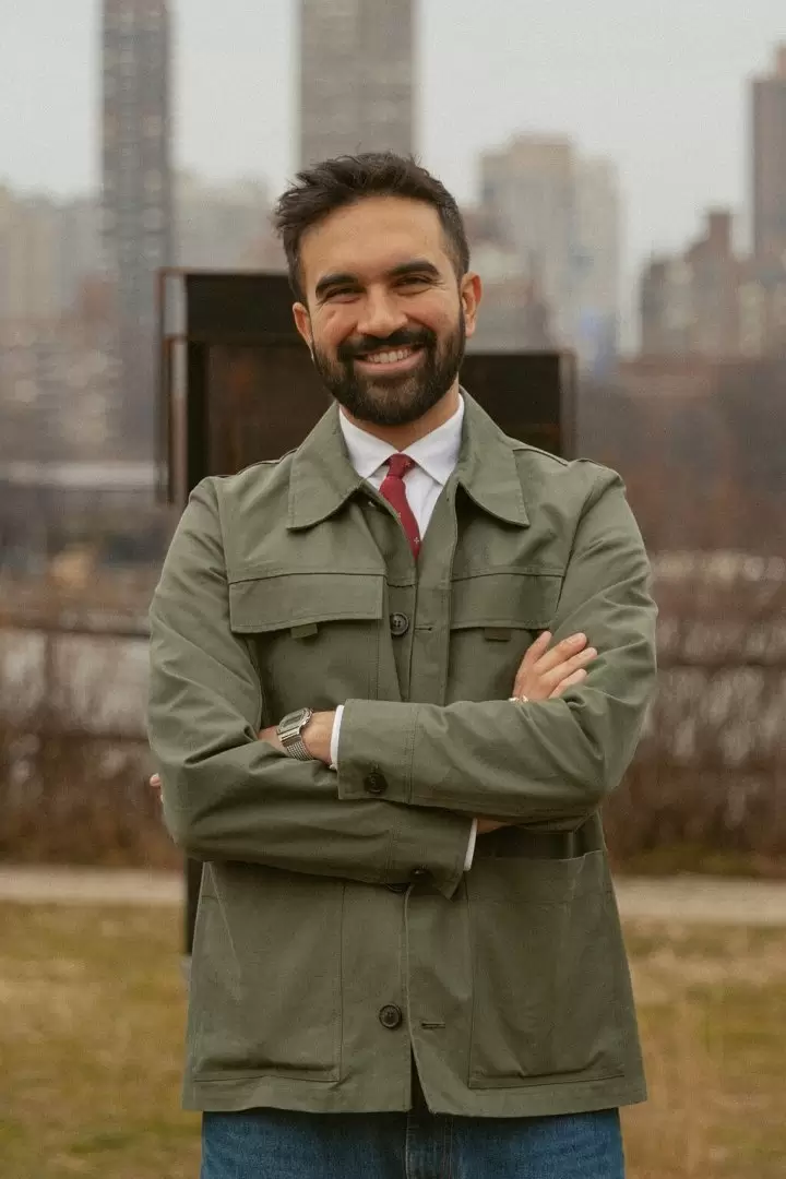 El asambleísta del estado de Nueva York Zohran Mamdani fotografiado en el Distrito 36 de la Asamblea, fotografiado por Kara McCurdy.