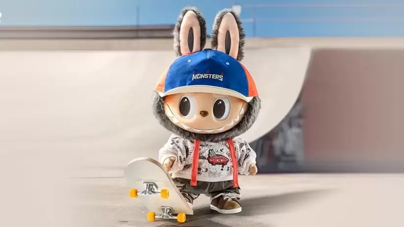 El muñeco de peluche de vinilo Labubu x Vans Old Skool.