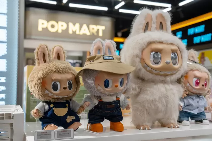 Muñecas Labubu en exhibición en una tienda de Pop Mart International Group Ltd. en Shanghai, China.