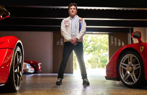 Quién es el magnate que descubrió a Taylor Swift y guarda su colección de Ferraris en un castillo