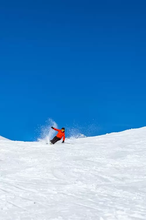 Esquiar en nieve polvo es una de las mayores emociones de este deporte.