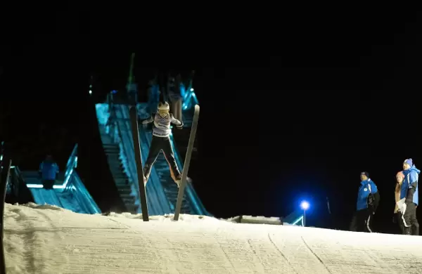 ¿Esquiar de noche? Estos destinos ofrecen la montaña solo para vos, con cena, spa y aerosilla iluminada