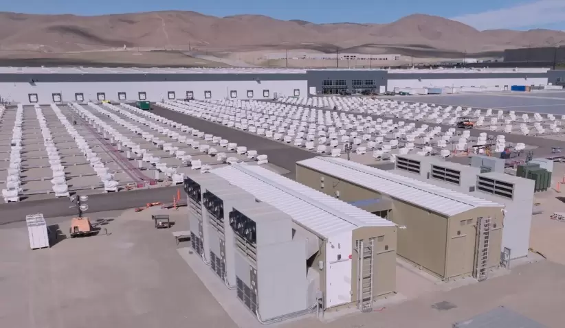 Una microrred de baterías modulares alimenta el campus de Redwood Materials en Nevada.