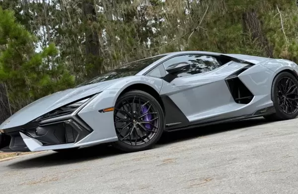 Lamborghini presentó "Revuelto", su primer auto híbrido, y Forbes lo puso a prueba