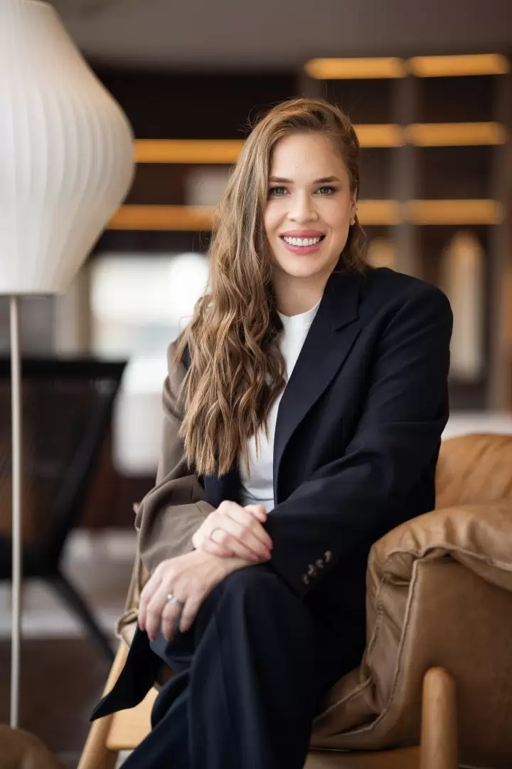 Marian González, Propietaria de Sin Documentos